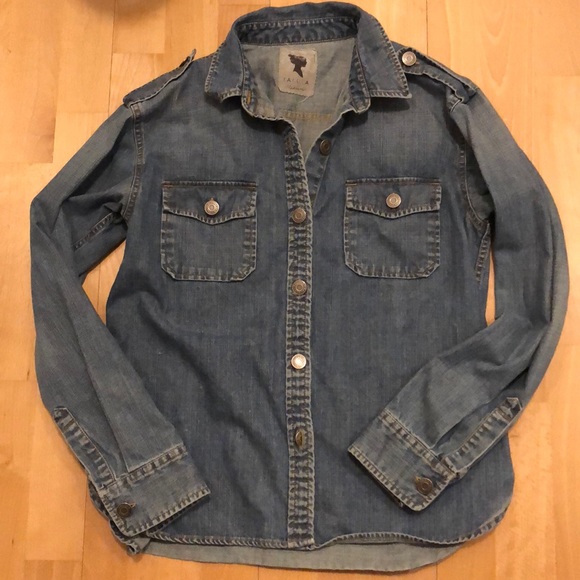 Aritzia Tops - Aritzia Talula Workwear Inspired Denim Button Down